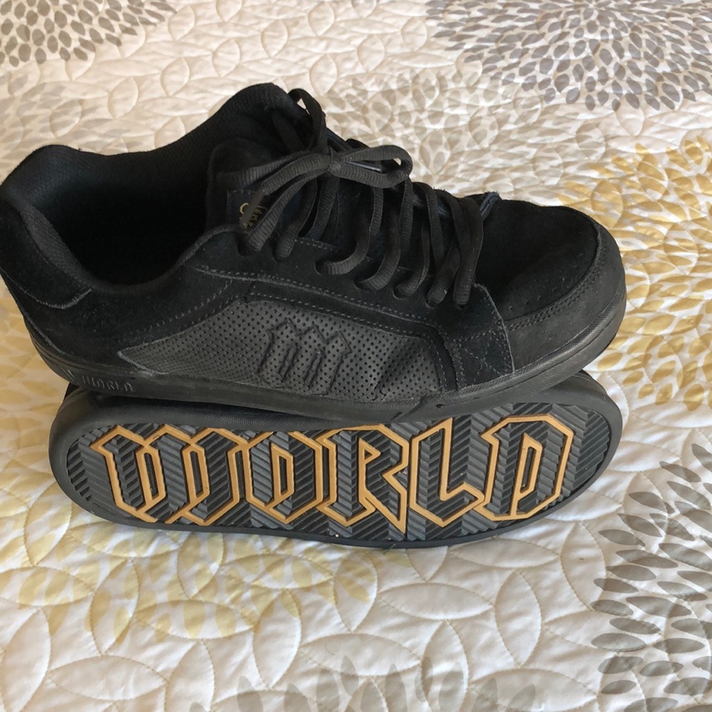 Men’s world industries skate shoes US 9.5 style vent